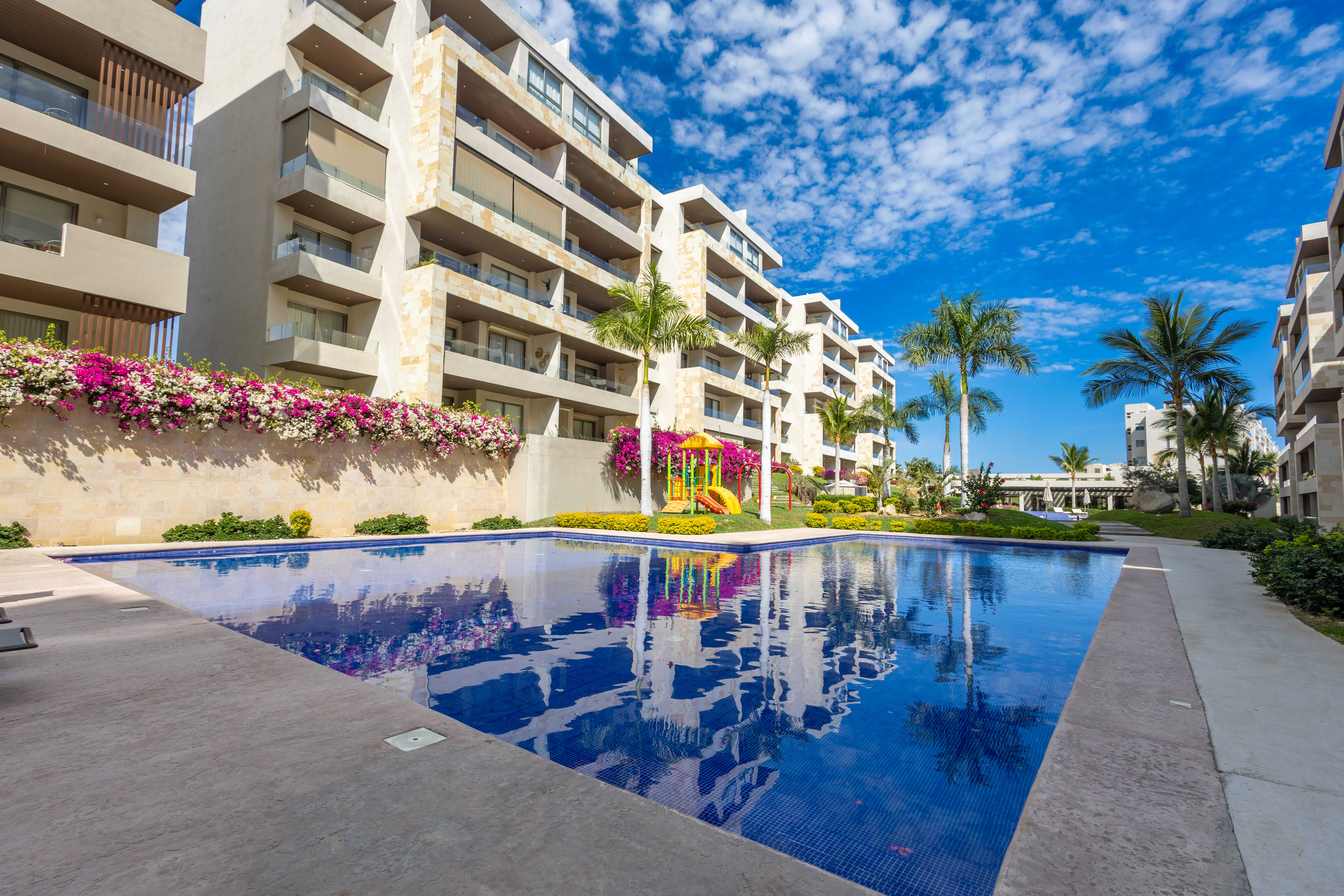 Excelente departamento de 3 habitaciones, varias piscinas y gimnasio, a 5 min de Cabo.