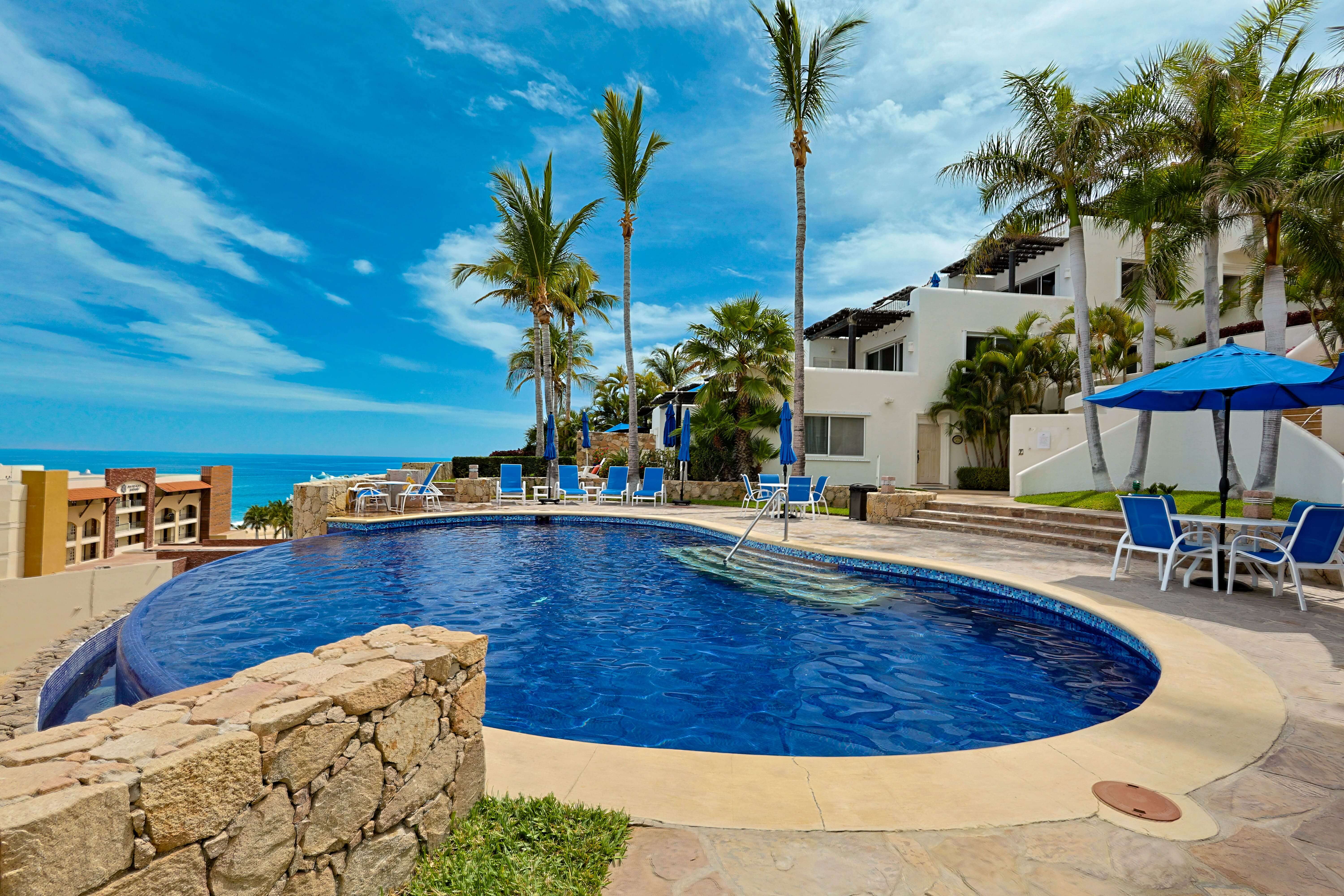 Hermosas vistas, 1 habitación, piscina, cerca de las playas y del centro de la ciudad.