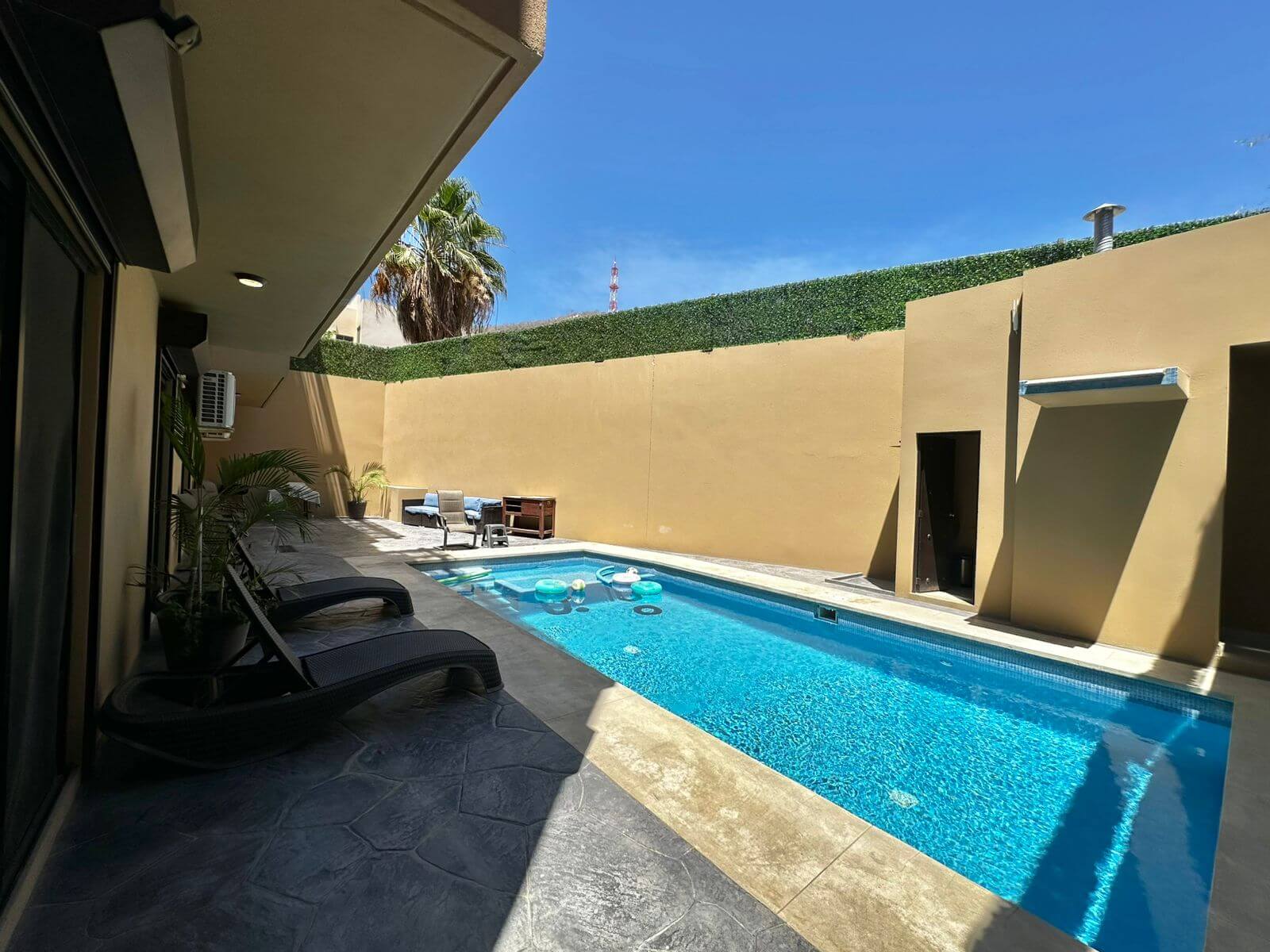 Increíble casa de 4 habitaciones a 5 min del centro de Cabo con alberca.