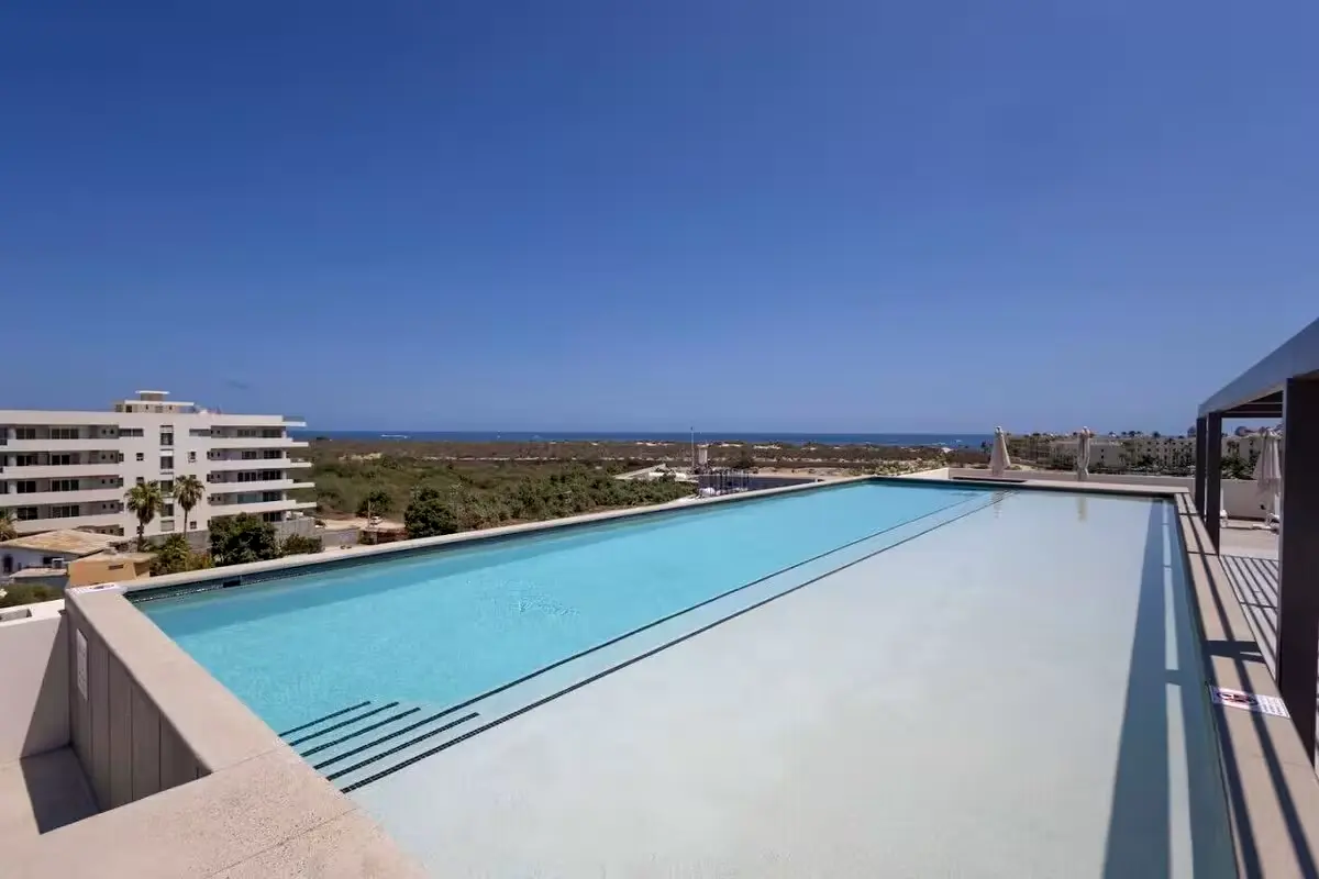 Elegante departamento de 2 hab con piscina en la azotea.