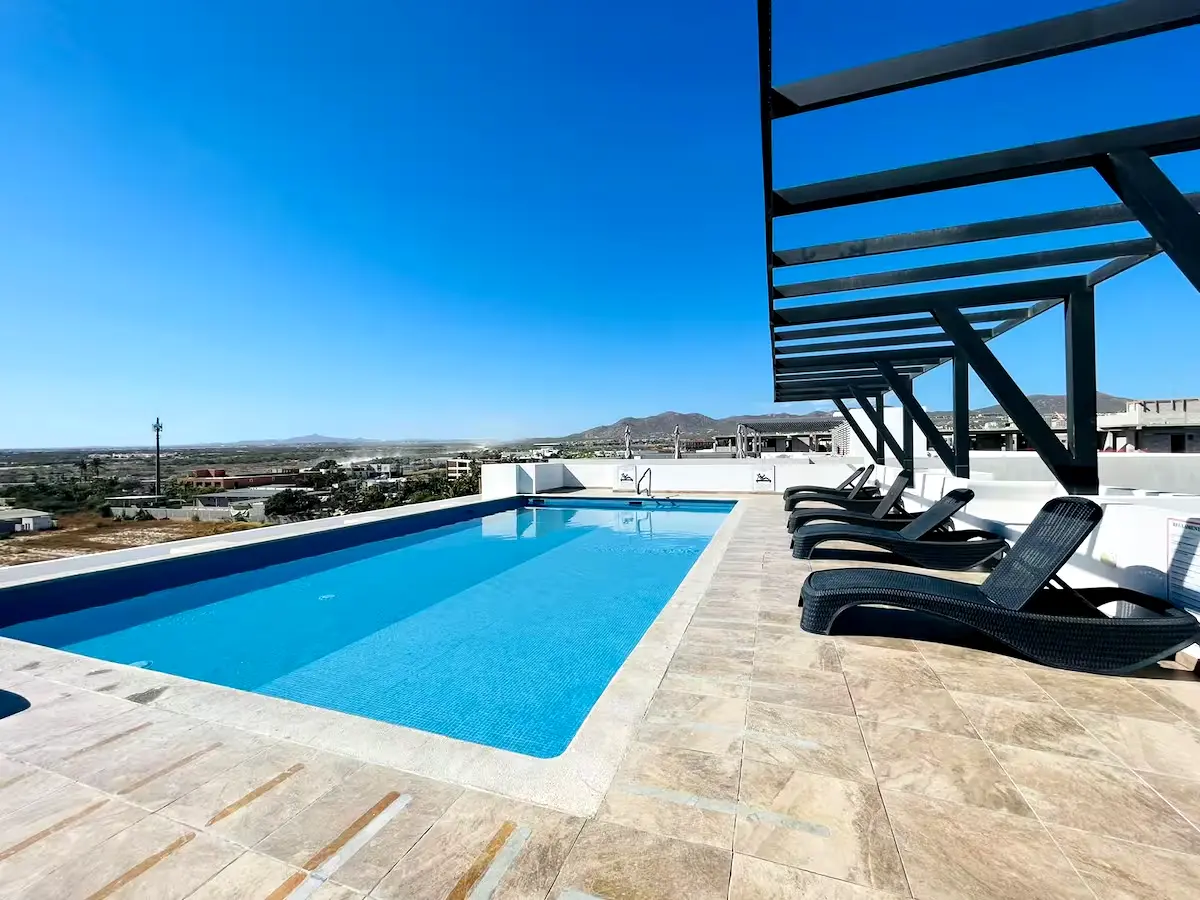 Amplio departamento de 2 hab, terraza en la azotea con piscina y a 5 min caminando de la playa.