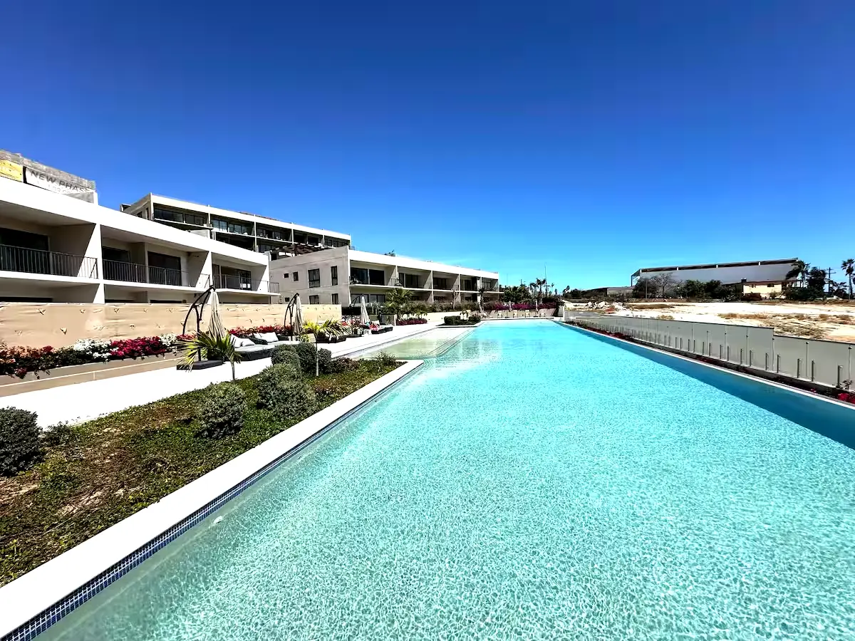 Alojamiento de 2 hab con piscina y vista a la bahía.