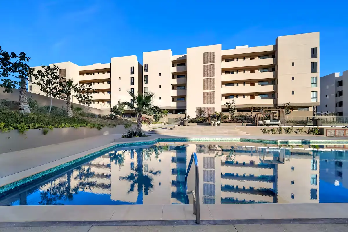 Alojamiento de 2 hab con acceso a piscinas, canchas de tenis, pickleball y casa club.