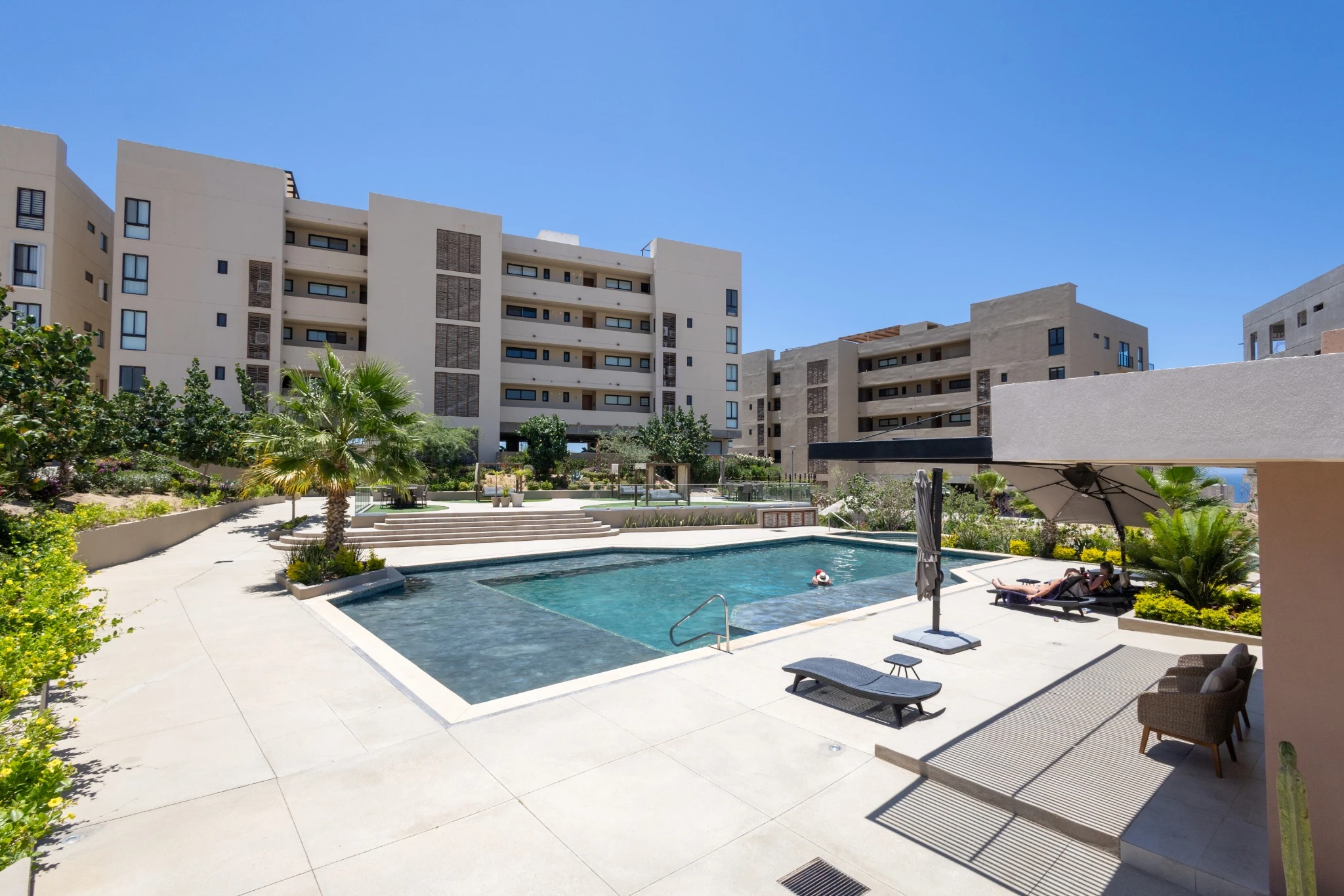 Alojamiento céntrico de 3 hab con piscinas, jacuzzi y a 5 min de Cabo.