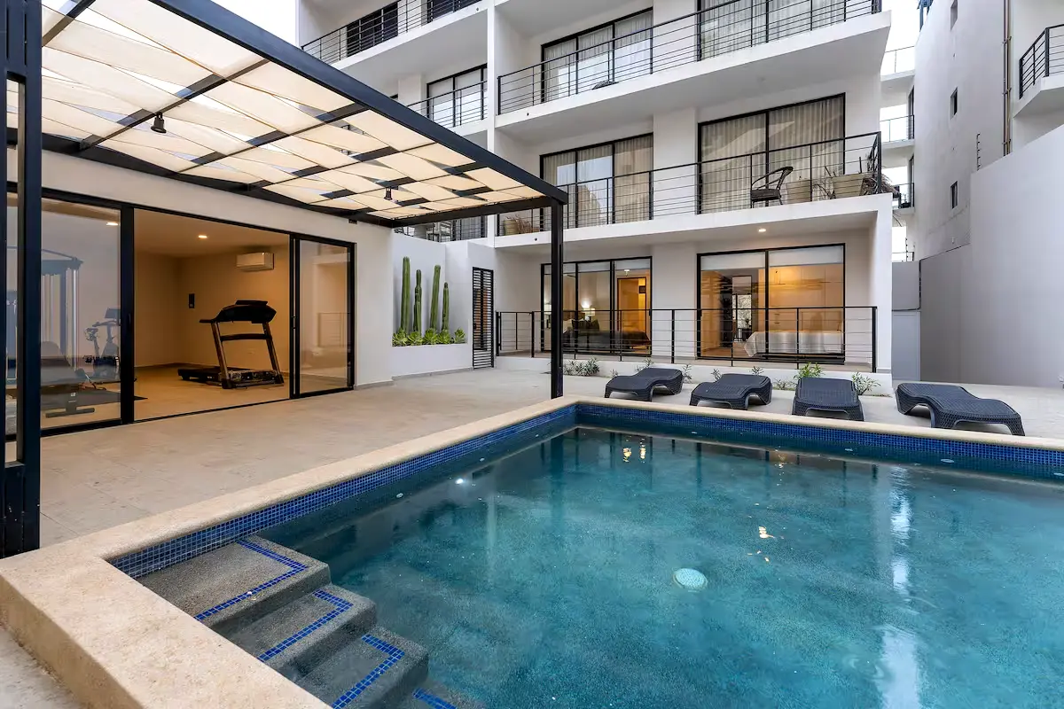 Moderno alojamiento de 4 hab con piscina y gimnasio.