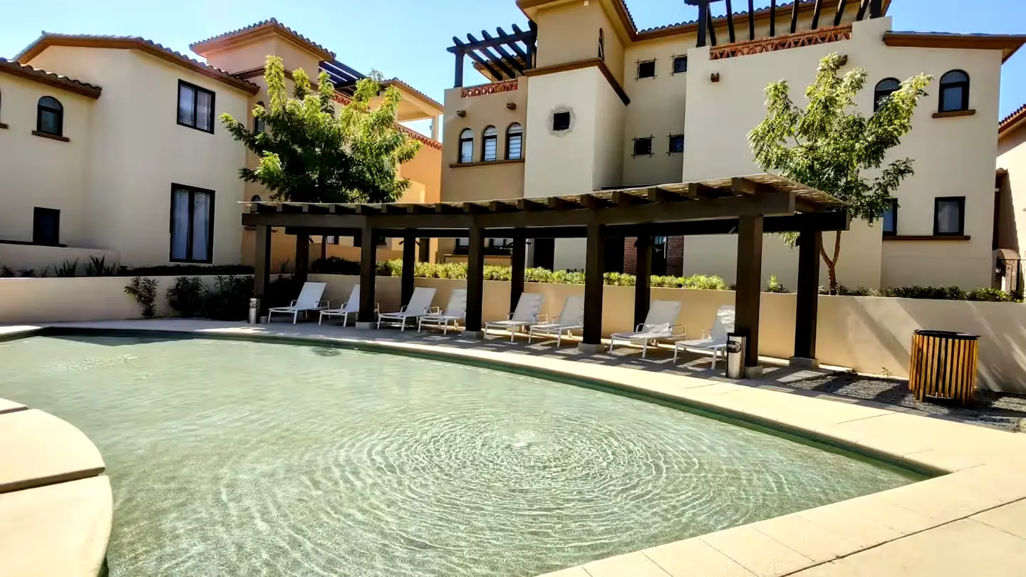 Alojamiento de 3 habitaciones con acceso a la playa, amplia piscina y jacuzzi.