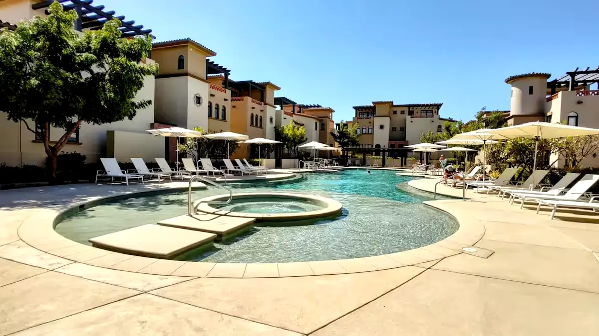 Alojamiento de 2 hab con piscina y acceso a jacuzzi, playa y resort.