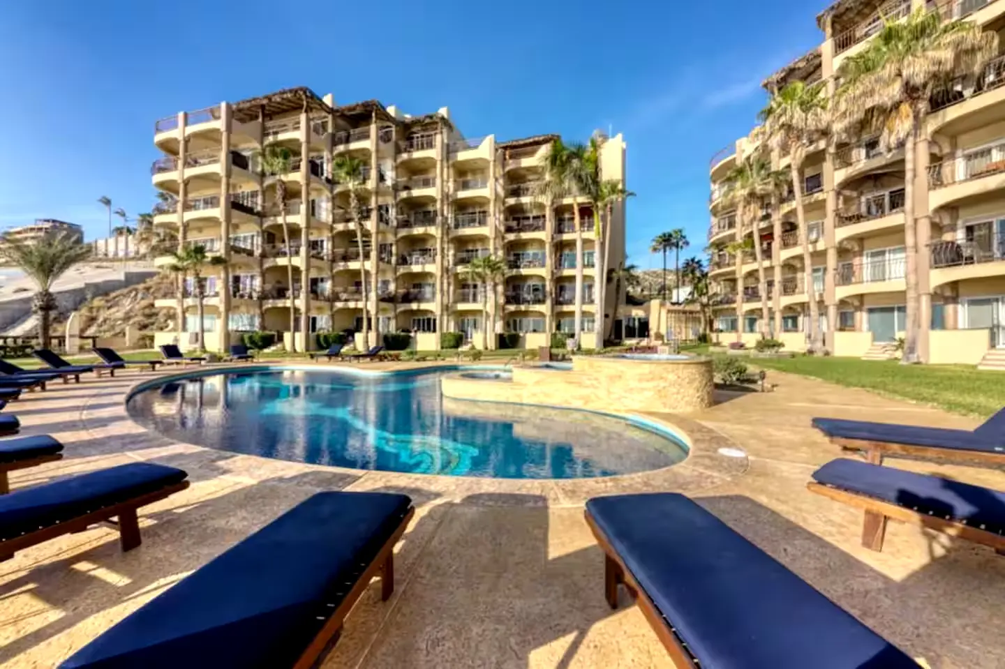 Alojamiento de 1 hab con acceso a la playa, piscina, jacuzzi y gimnasio.