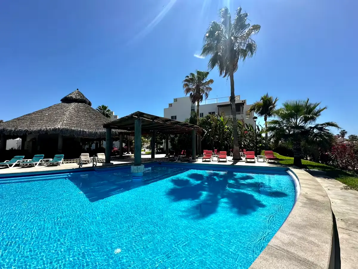 Alojamiento de 2 hab con piscina en el centro y a unos pasos de la playa.