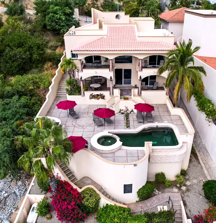Increíble villa de 3 hab en lo alto de la colina con vistas impresionantes.