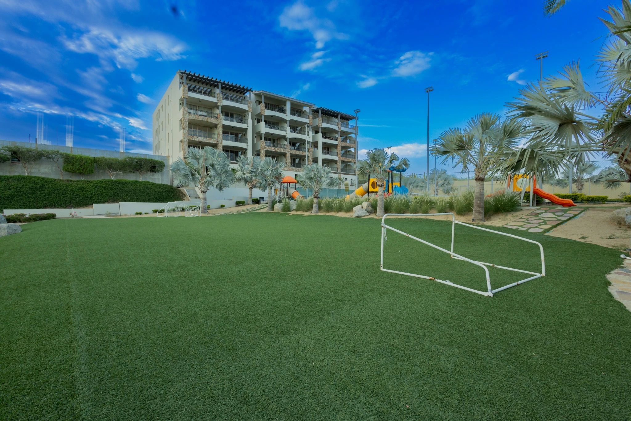 Amplio condominio de 3 hab a 8 min de Cabo con piscina, tenis y vista a la bahía.