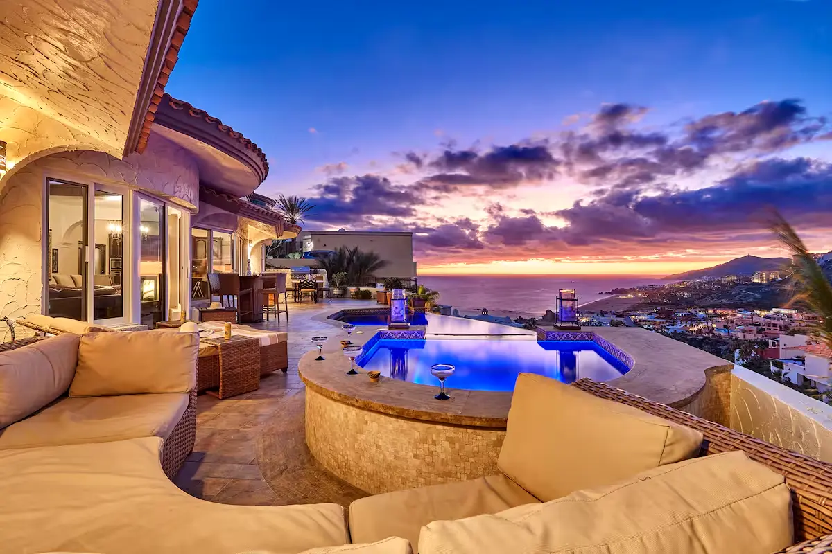 Despierta con el mar frente a ti en esta villa en El Pedregal. Sus cuatro suites ofrecen el espacio y la privacidad ideales para disfrutar la estancia con calma, en uno de los entornos más exclusivos de Los Cabos.