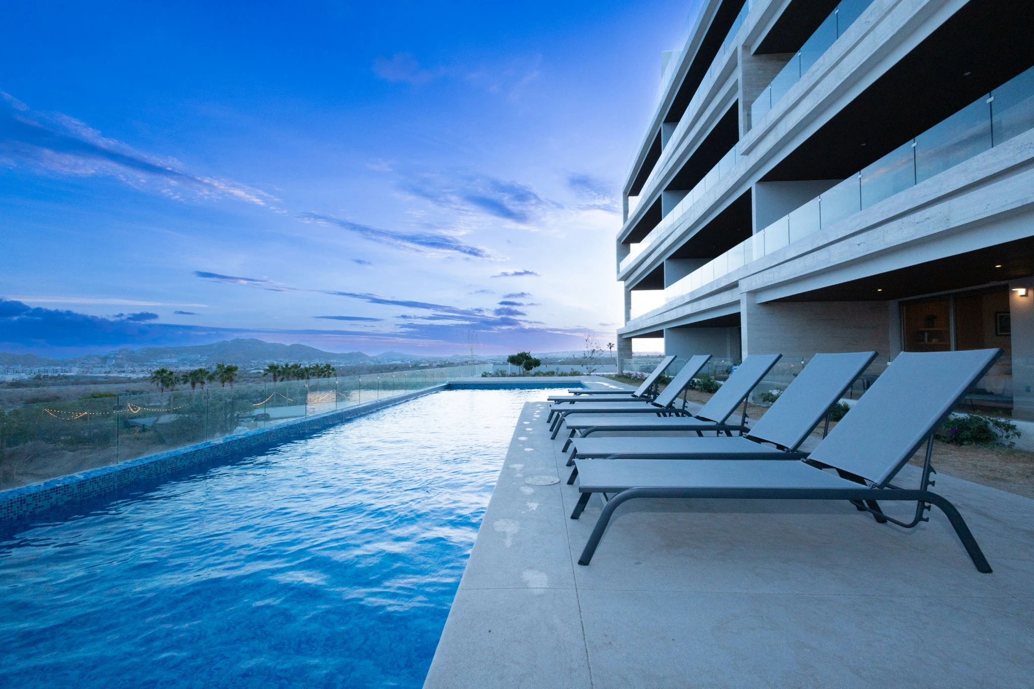 Increíblemente amplio alojamiento de 3 hab con vista al mar, piscina, gimnasio y tenis.