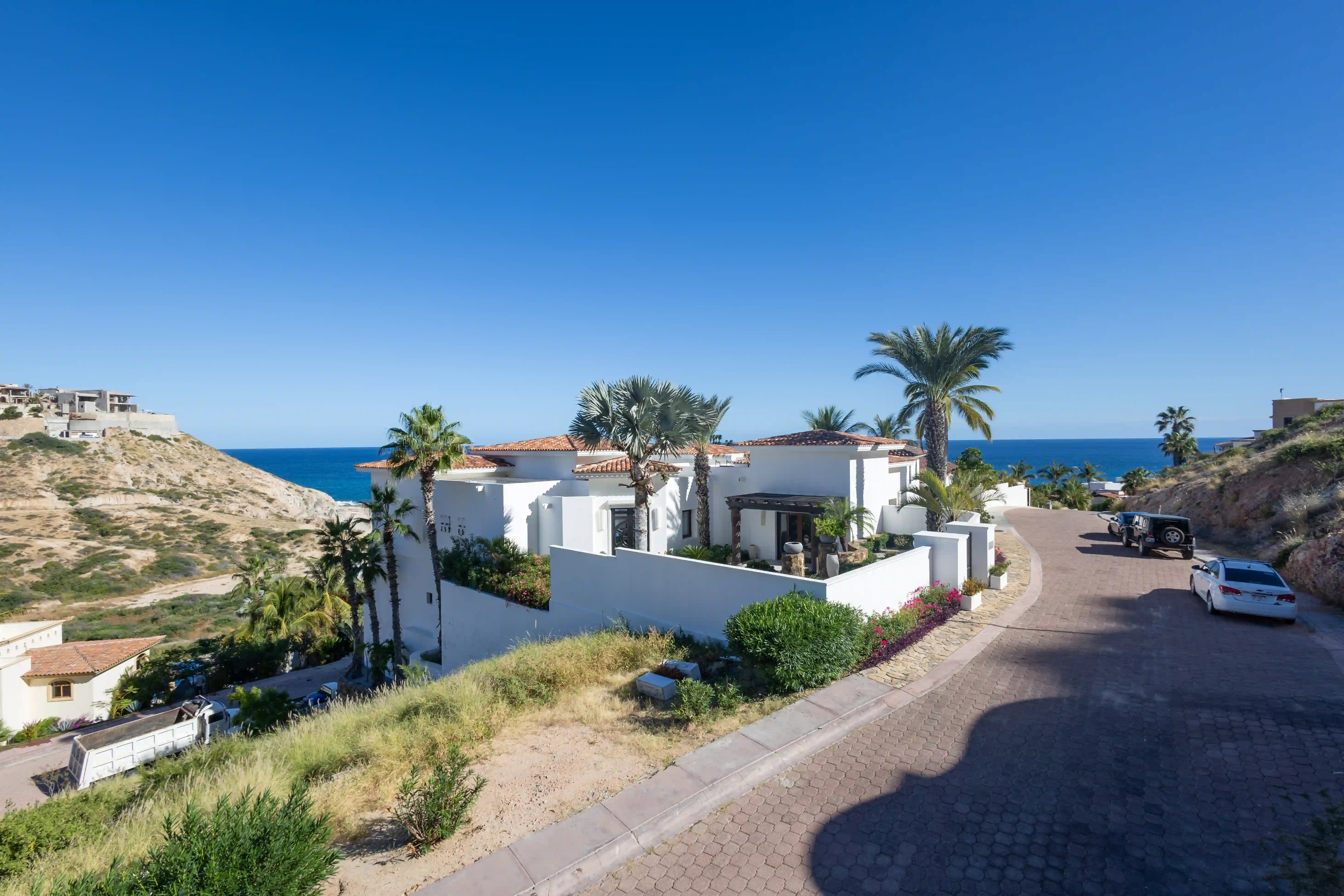 Disfruta de una propiedad excepcional donde la arquitectura se funde con el Mar de Cortés. Esta villa de 5 dormitorios ofrece el equilibrio perfecto entre lujo y calidez, con una cocina de alta gama totalmente equipada para que tu única ocupación sea disfrutar. Ubicada a solo 150 metros de una playa, esta residencia cuenta con piscina privada, jacuzzi y espacios diseñados para una estancia sin esfuerzo.