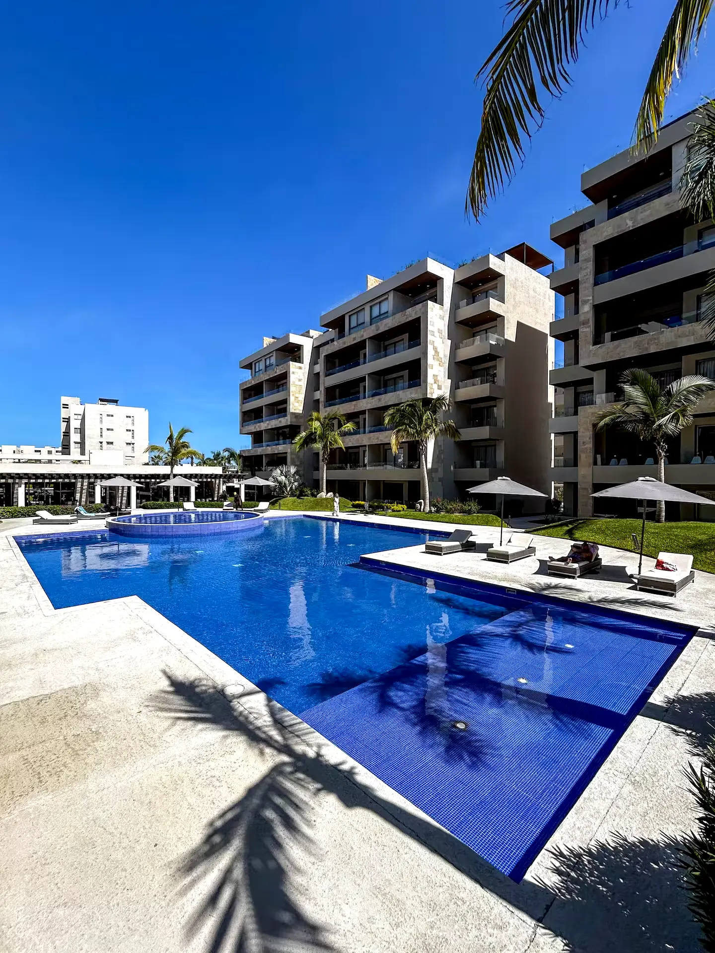 Alojamiento de 1 hab en condominio de lujo, con piscina y gimnasio.