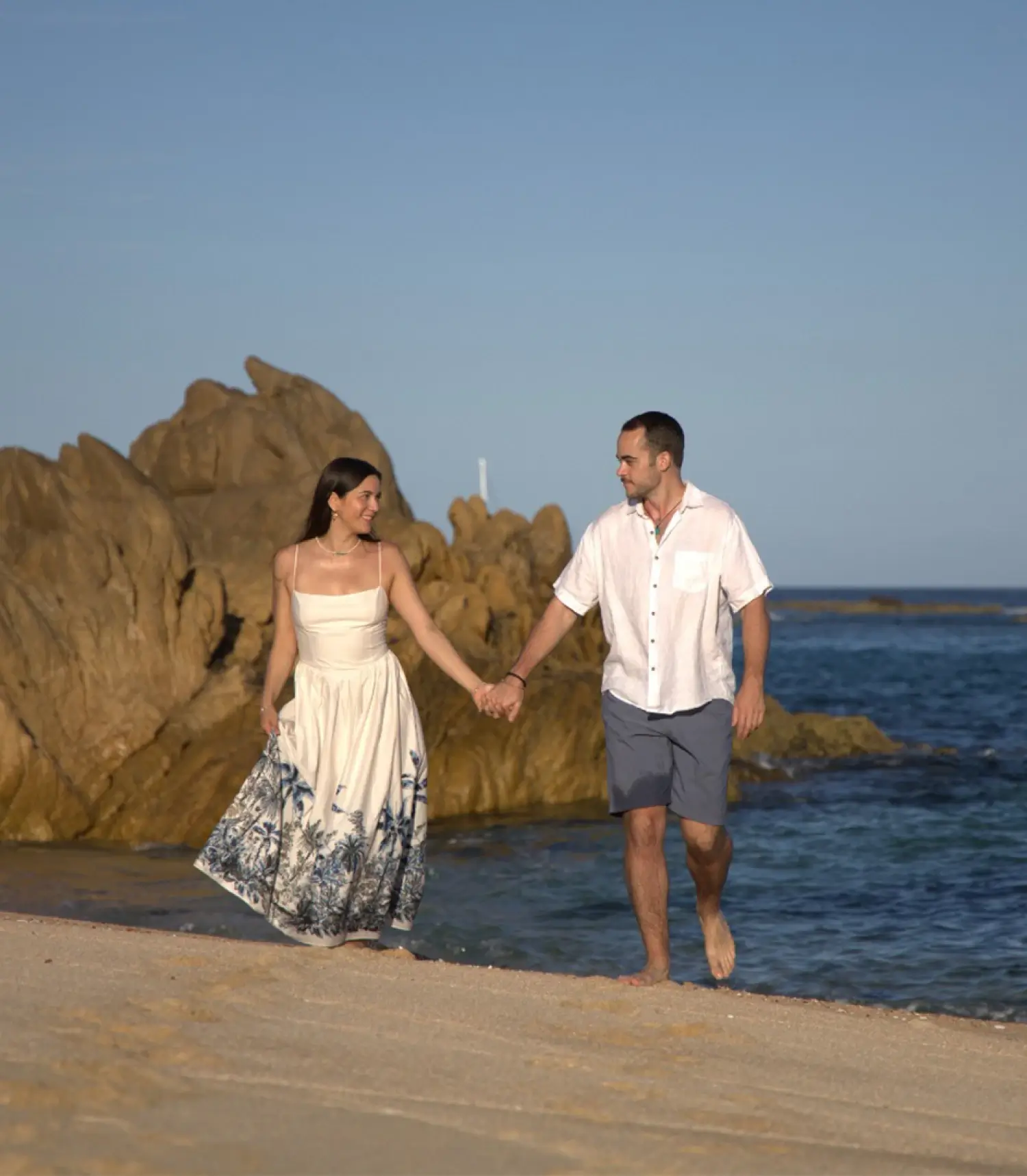 Pareja caminando en la playa