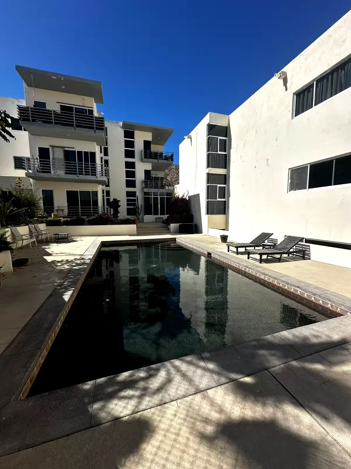 Alojamiento 2 hab con ubicación céntrica y acceso a piscina con vista a la bahía.