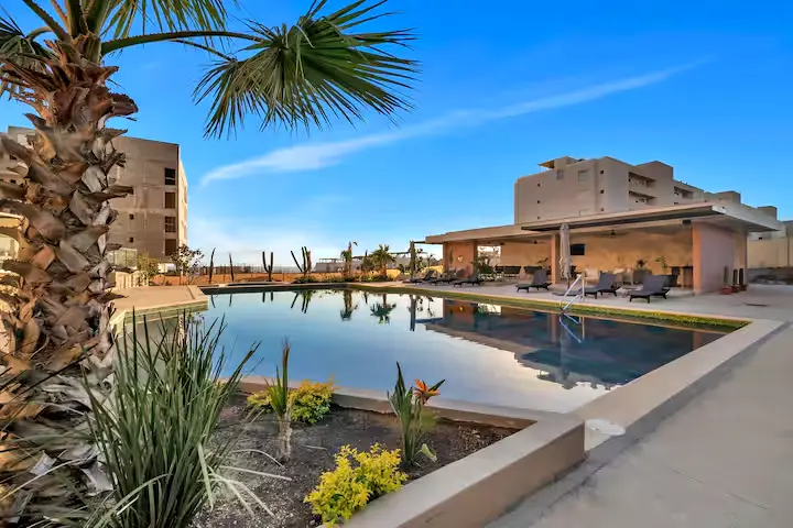 Alojamiento 2 hab con elegantes piscinas, vista a la bahía y a 5 min. del centro.
