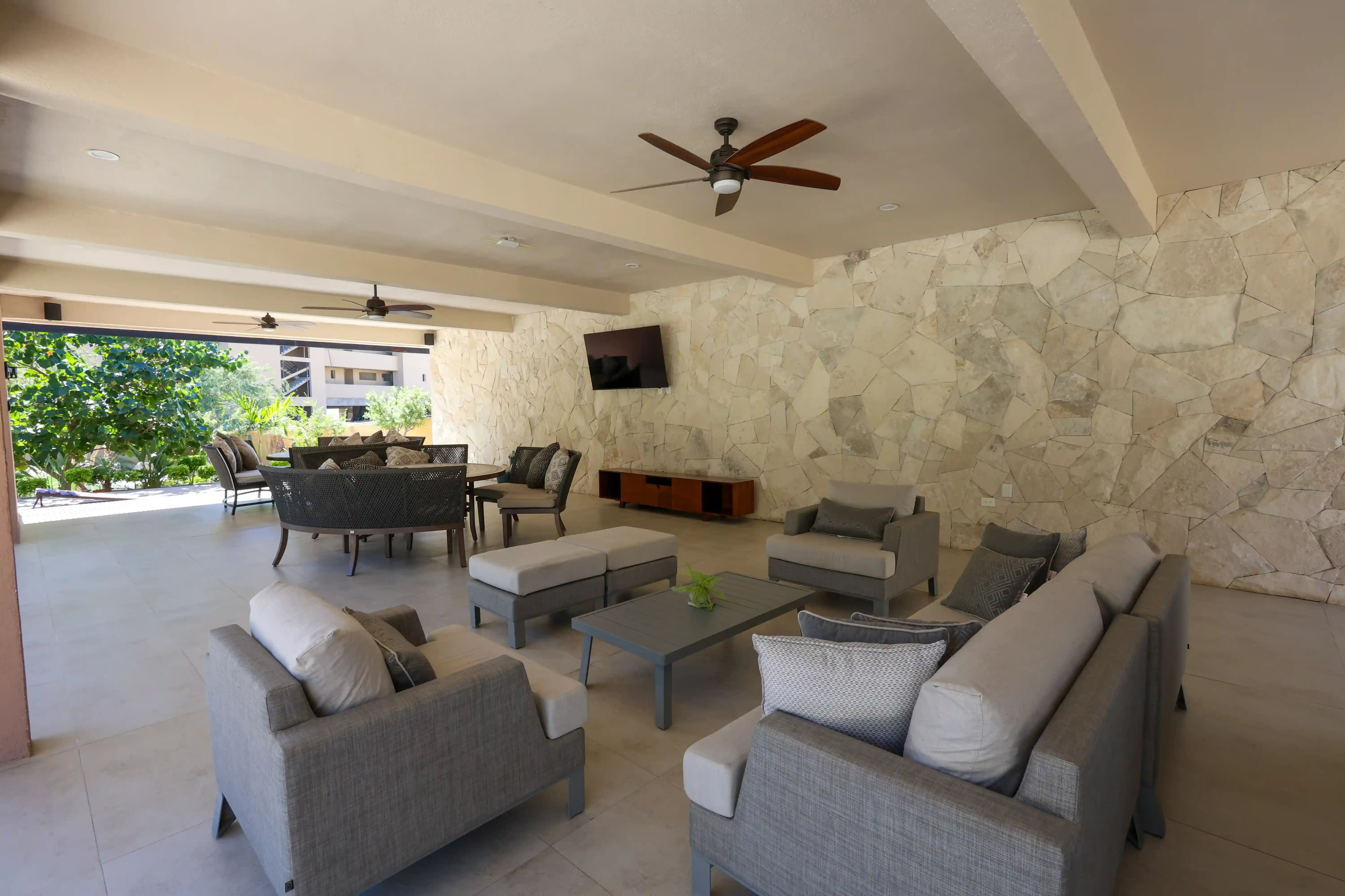 Ático de lujo en la azotea con vistas al mar y piscinas