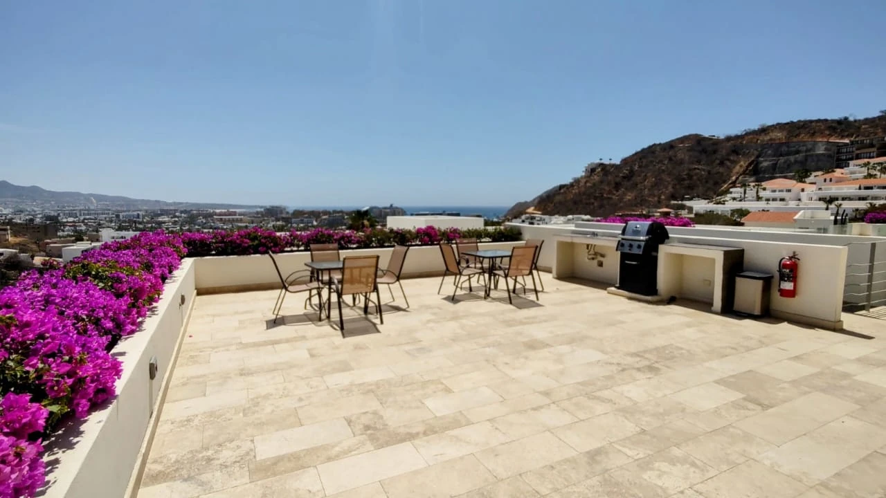 Apartamento de 2 dormitorios con piscina, excelentes vistas y ubicación céntrica.