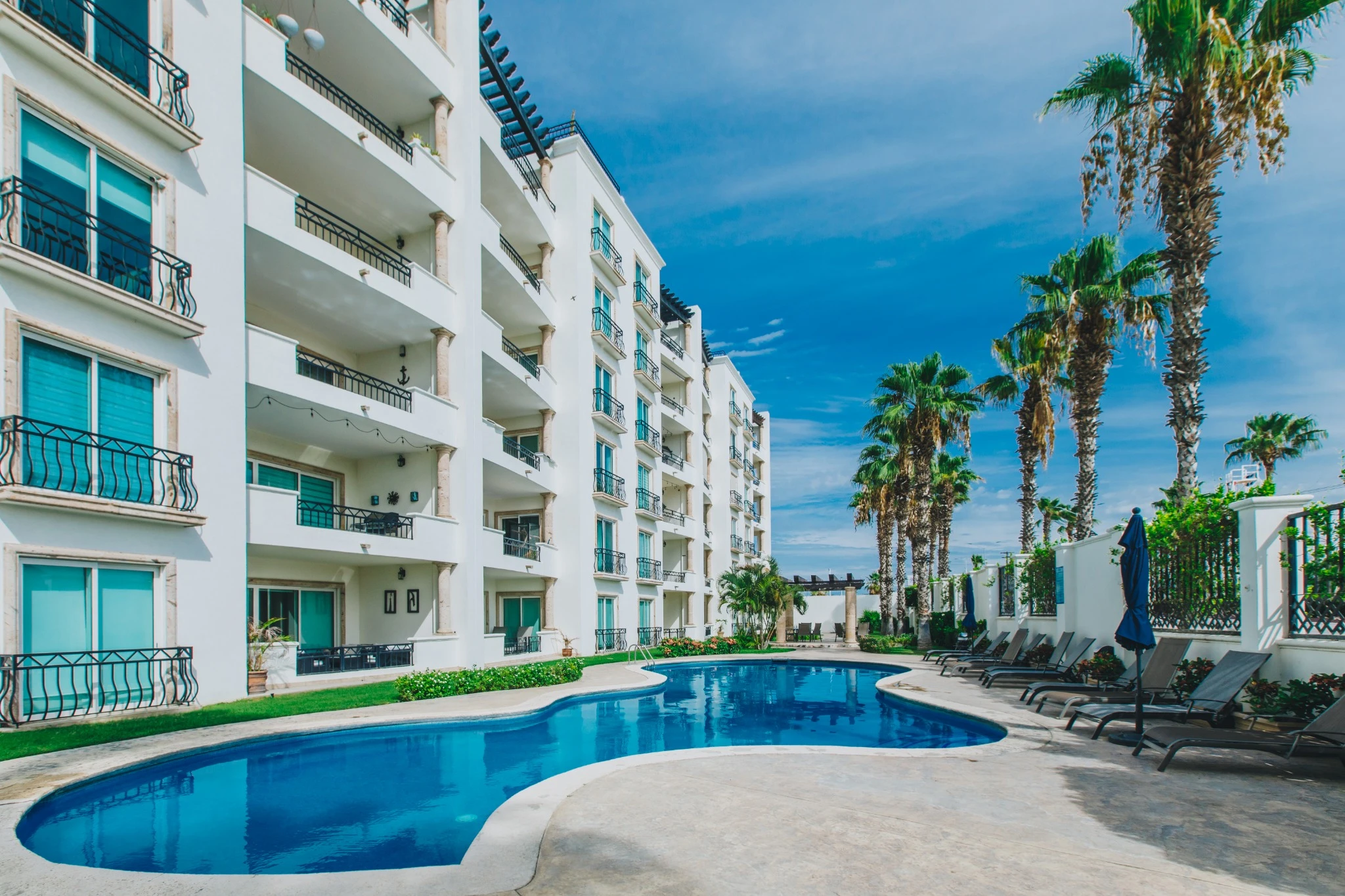 Apartamento de 2 dormitorios con piscina y a 5 minutos a pie de la playa.