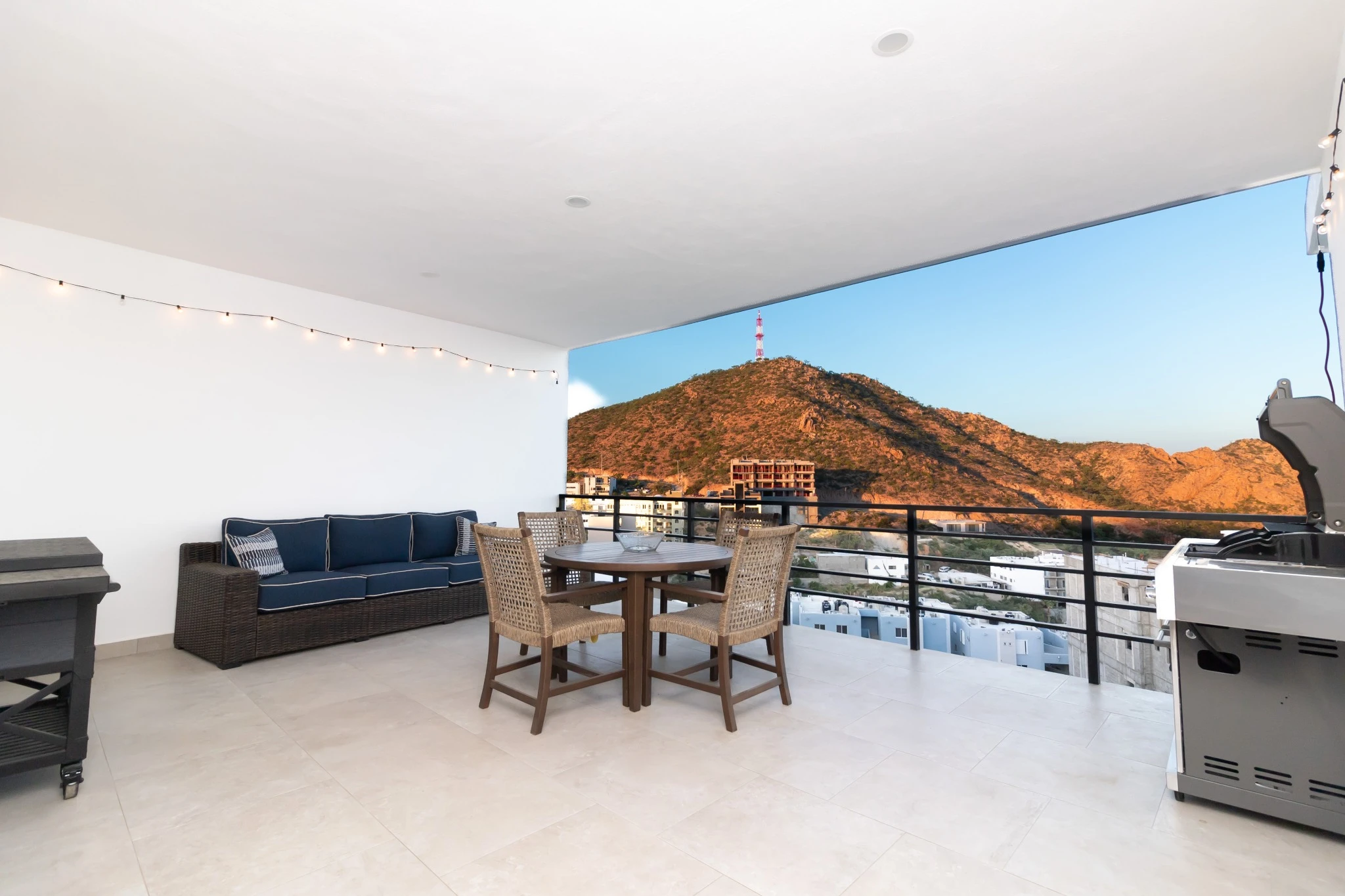 Alojamiento de 2 dormitorios con vistas a la bahía, piscina en la azotea y balcón.