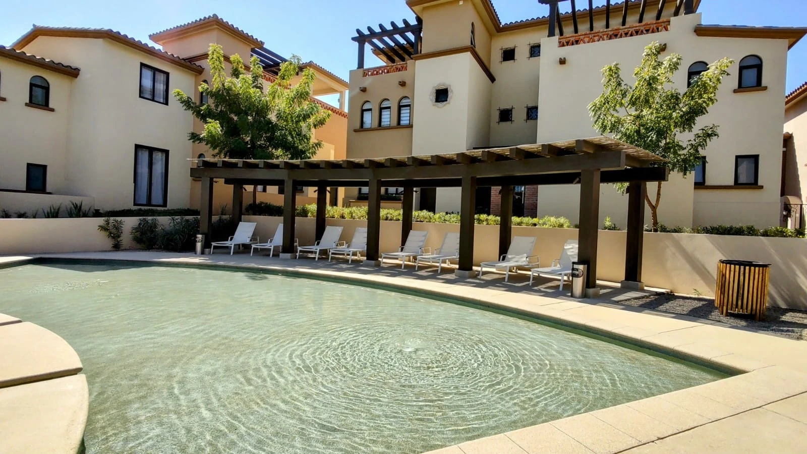 Hermoso apartamento de 2 habitaciones con azotea, piscina, jacuzzi y acceso a la playa.