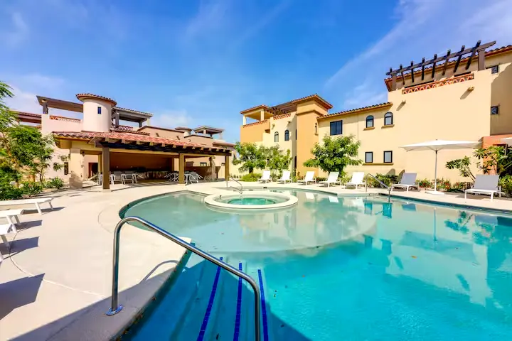 Alojamiento 3 hab con acceso a piscina gym y jacuzzi a 10 min. del centro.