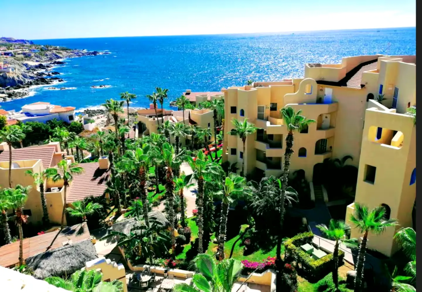 Alojamiento 2 hab con balcon, acceso a bar en la piscina y playa privada.
