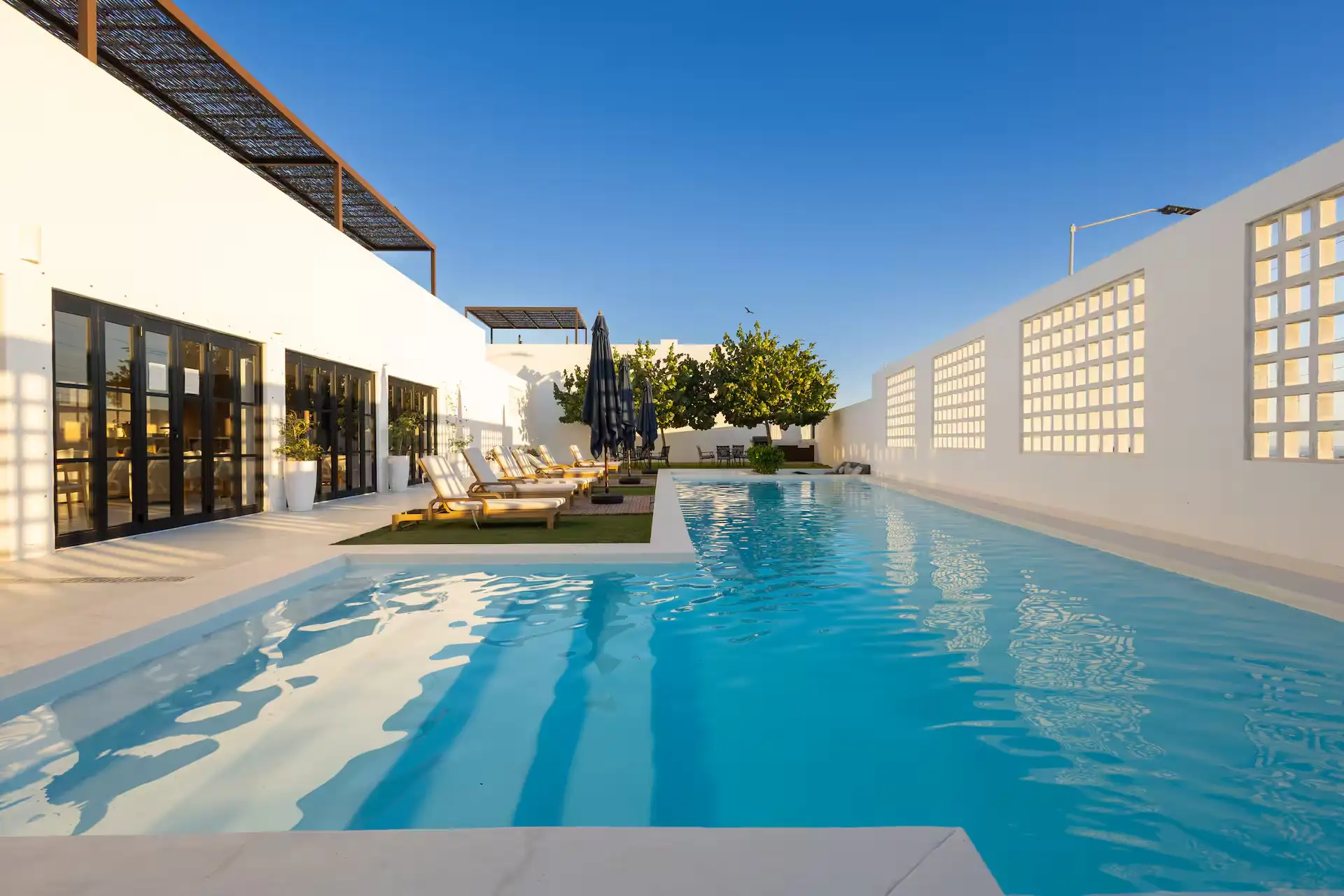 Refugio mediterráneo de 2 dormitorios, luminoso y elegante, a 7 minutos del centro de Cabo. Cuenta con rooftop con vista a la bahía y BBQ, además de servicio de conserjería 24/7. A 35 minutos del aeropuerto.