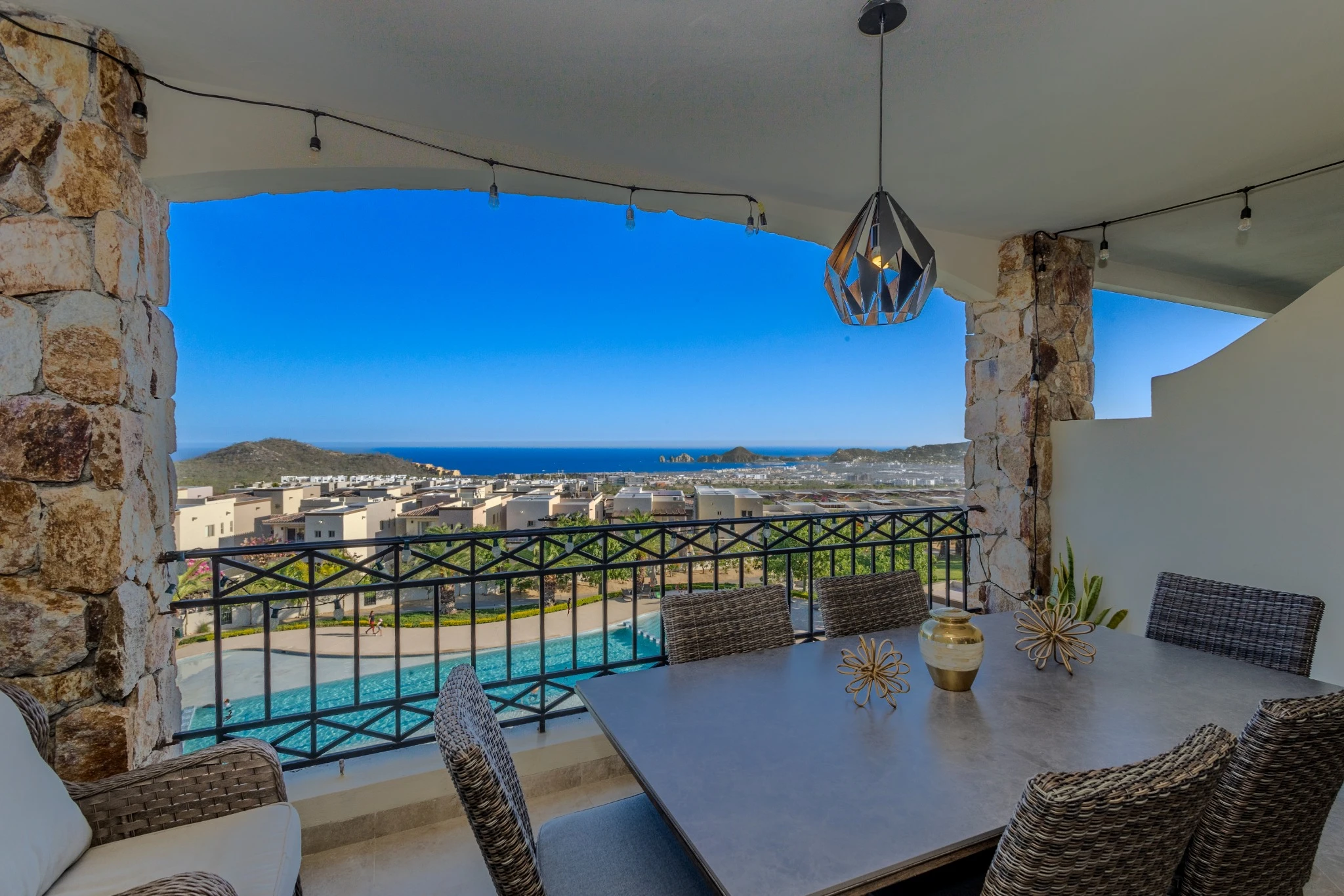 Maravilloso y espacioso apartamento de 3 habitaciones con piscina y una increíble vista a la bahía