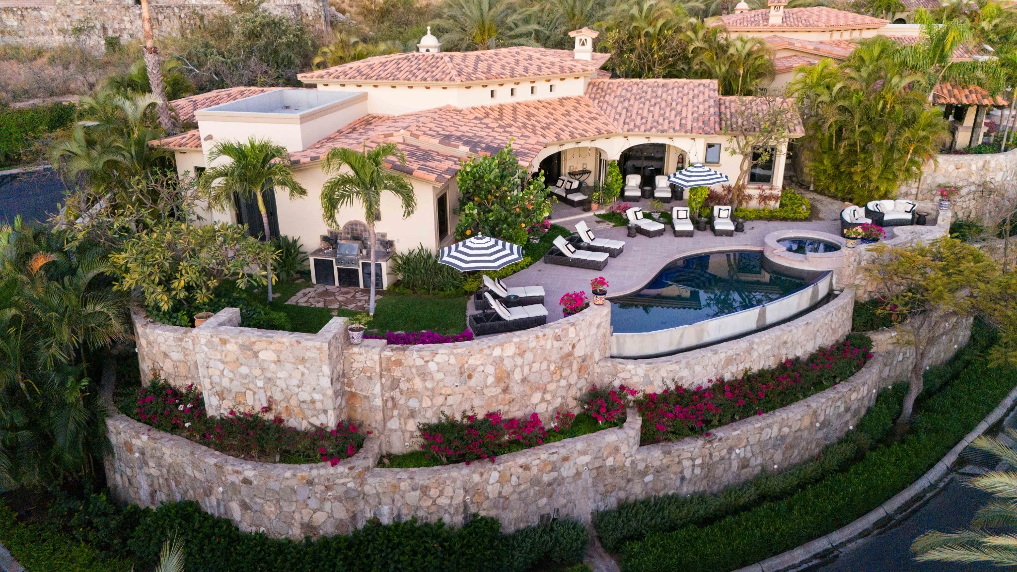 Lujoso alojamiento de 4 dormitorios con piscina, jacuzzi y vistas al mar.