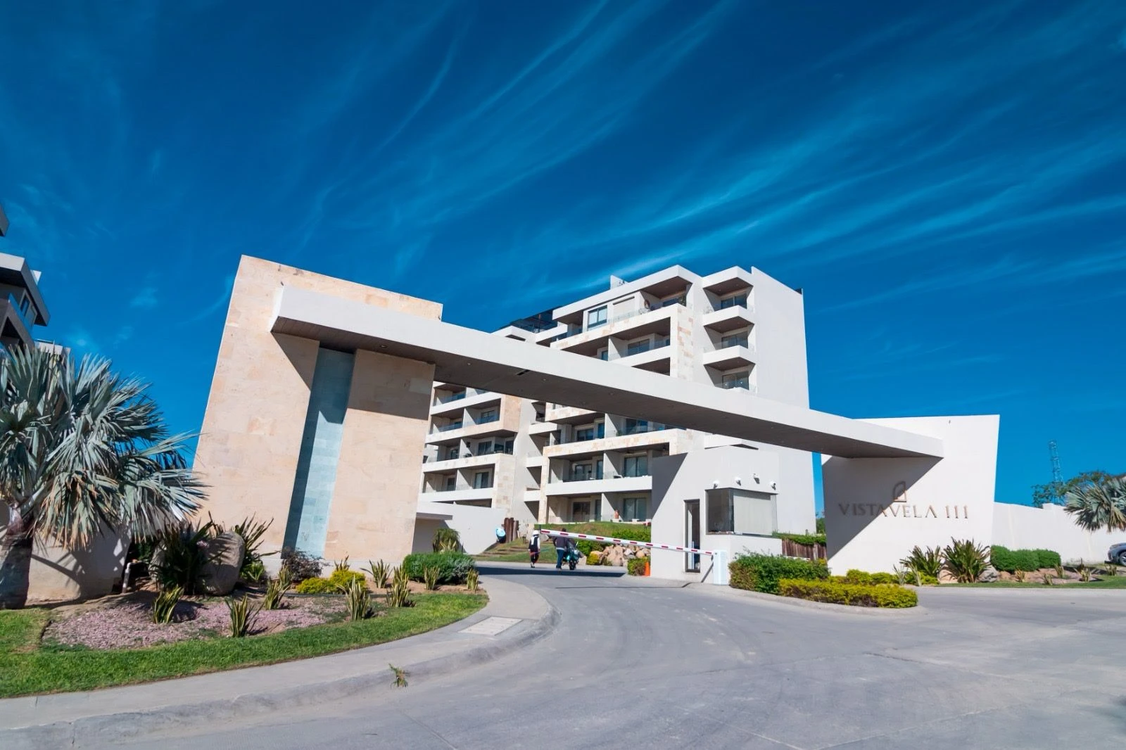 Increíble alojamiento nuevo de 1 dormitorio a 5 minutos del centro de Cabo con gimnasio y piscina.